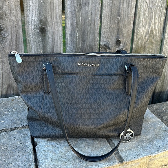 MICHAEL Michael Kors Handbags - 👛 Like New Michael Kors large tote